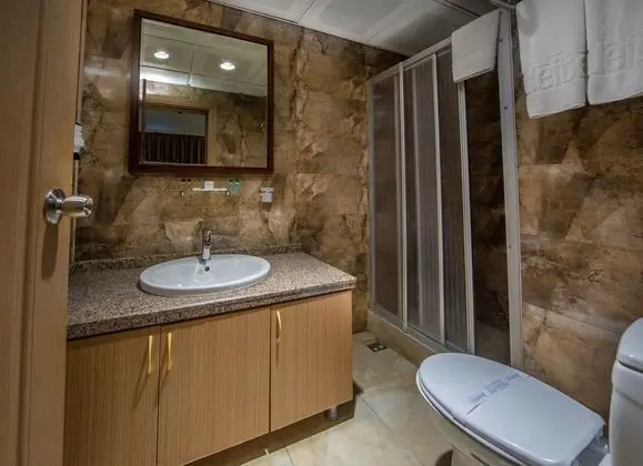 Büyük Oda Banyo