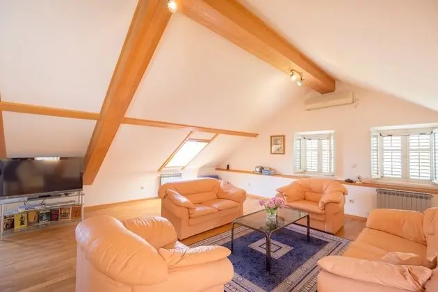 Traditional Ev, Teras (3 Bedrooms)