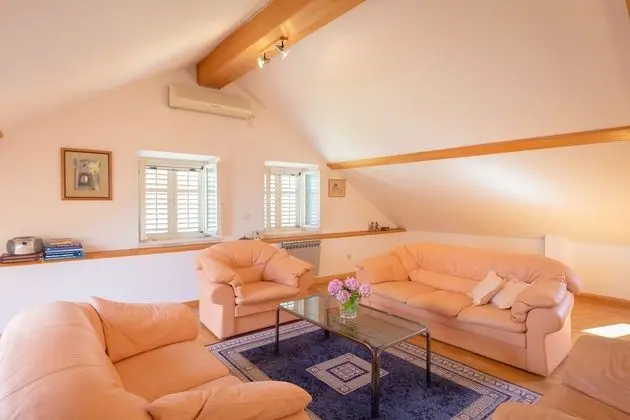 Traditional Ev, Teras (3 Bedrooms)