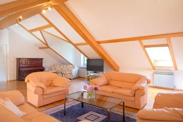 Traditional Ev, Teras (3 Bedrooms)