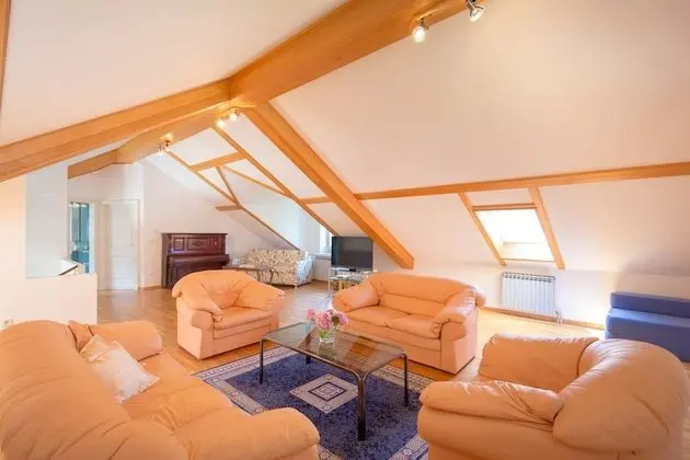 Traditional Ev, Teras (3 Bedrooms)