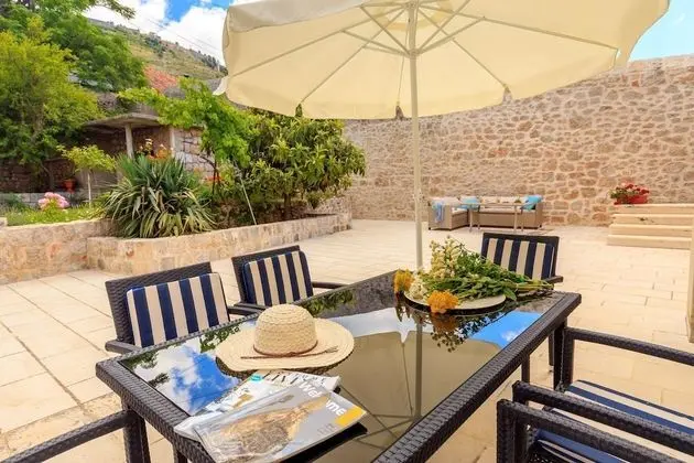 Traditional Ev, Teras (3 Bedrooms)