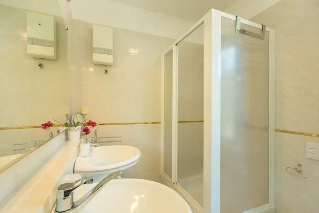 Traditional Ev, Teras (3 Bedrooms)