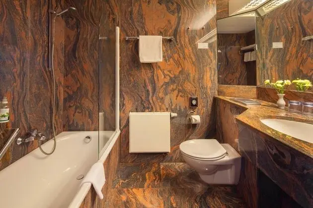 Büyük Yataklı Tek Kişilik Oda