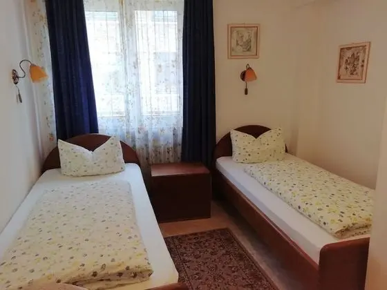 Basic Tek Büyük veya İki Ayrı Yataklı Oda