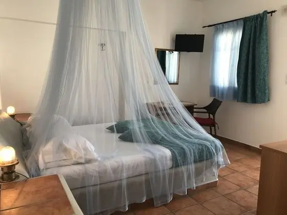 Tek Büyük veya İki Ayrı Yataklı Oda, Havuz Manzaralı