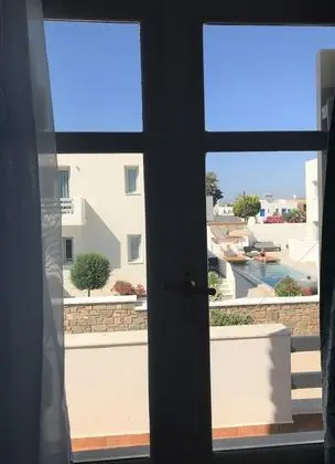 Tek Büyük veya İki Ayrı Yataklı Oda, Havuz Manzaralı