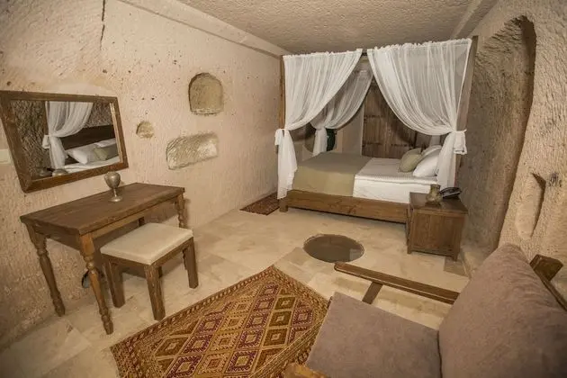 Deluxe Cave Room