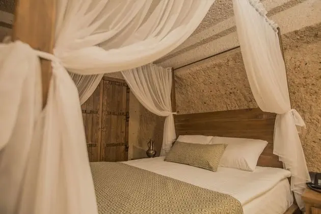 Deluxe Cave Room
