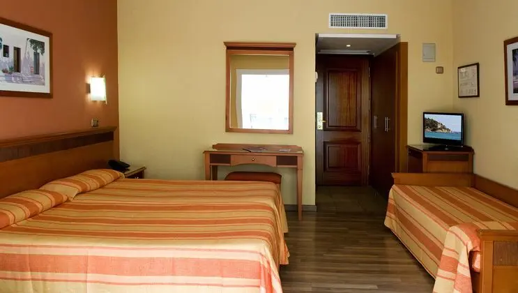 1 Çift Kişilik Veya 2 Tek Kişilik Yatak Capacity 3