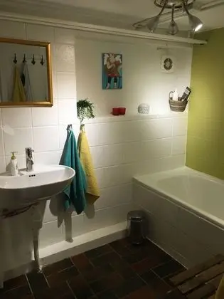 Kulübe, Ortak Banyo, Bahçeli