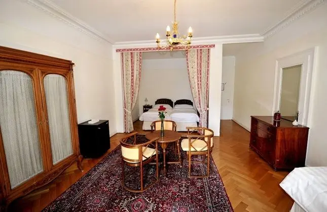 Üç Kişilik Oda