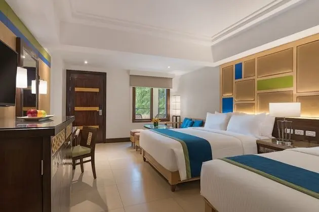 Family Oda (1 queen and 3 single beds)