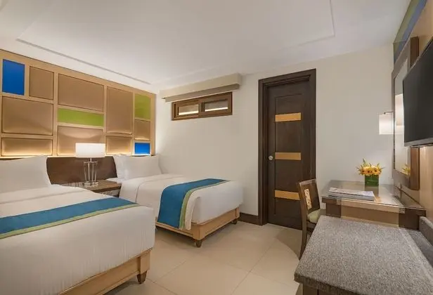 Family Oda (1 queen and 3 single beds)