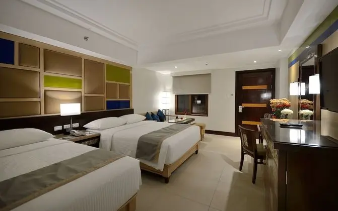 Family Oda (1 queen and 3 single beds)