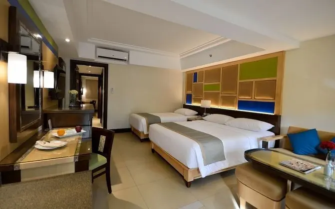 Family Oda (1 queen and 3 single beds)