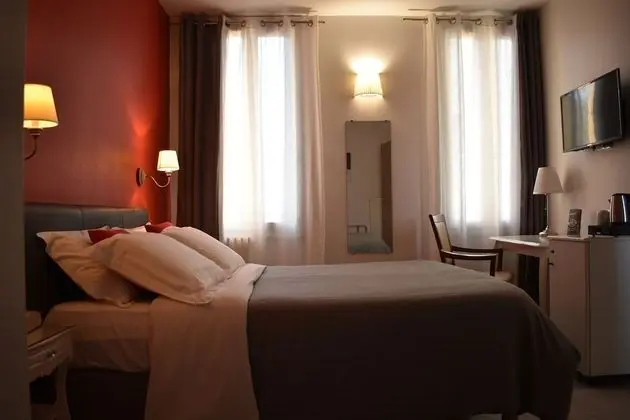 Büyük Yataklı Tek Kişilik Oda