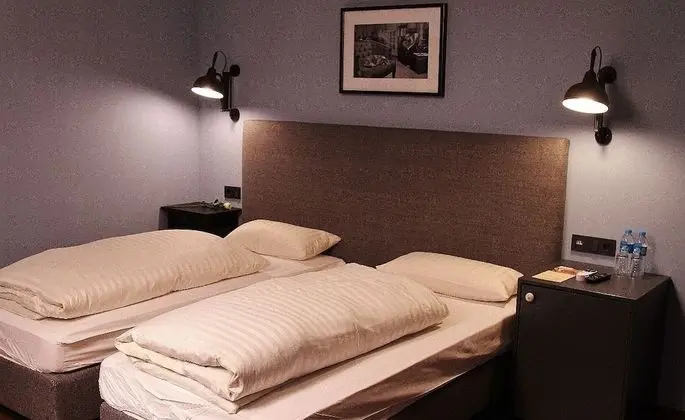 İki Ayrı Yataklı Oda, 1 Yatak Odası