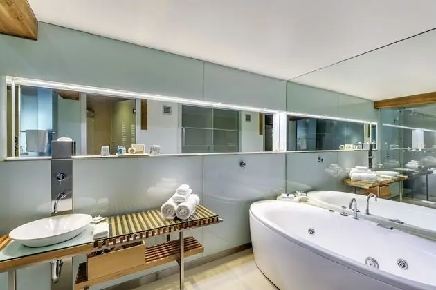 Deluxe Oda, Sıcak Su Küveti, Kısmi Deniz Manzaralı