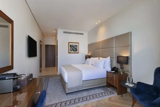 Superior Lobby View Room