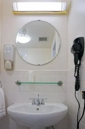 Economy Room, 2 Twin Beds, Hallway Bathroom