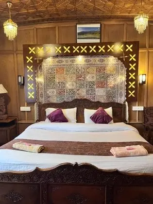 Luxury Oda