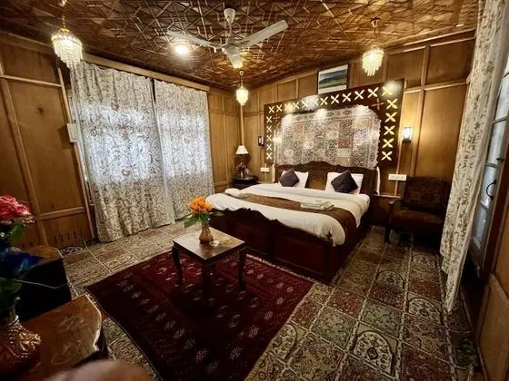 Luxury Oda