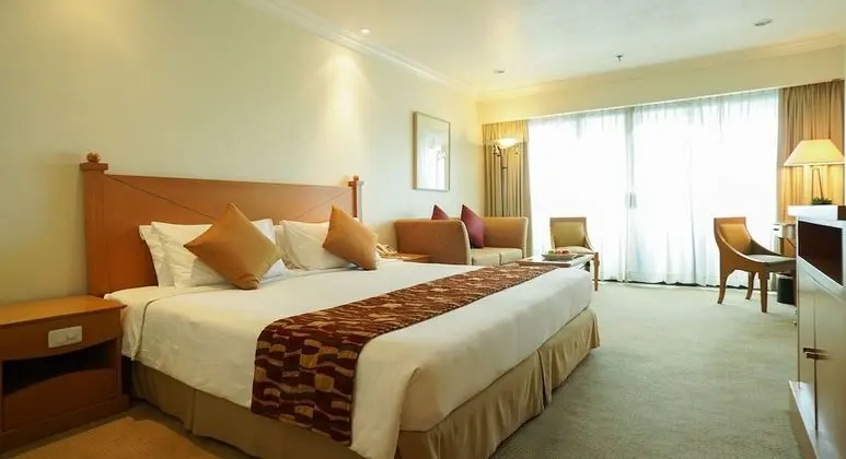 Club Room King Bed, Club Access