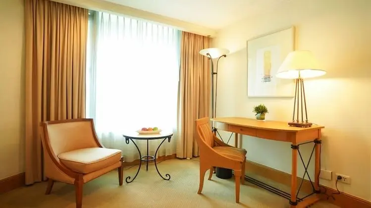 Club Room Twin Beds, Club Access