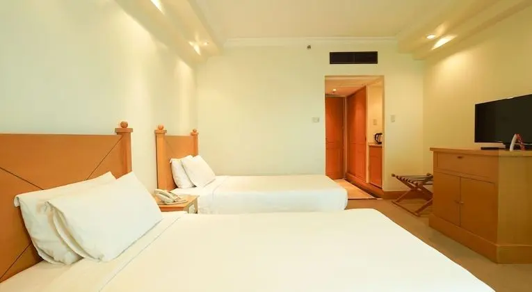 Club Room Twin Beds, Club Access