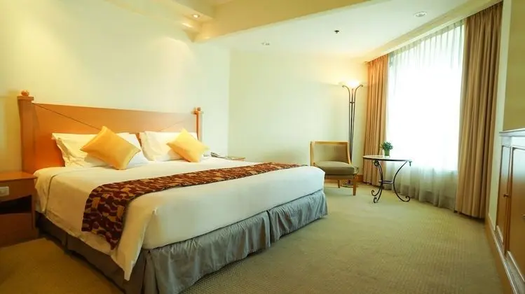 Junior Suite King Bed, Club Access