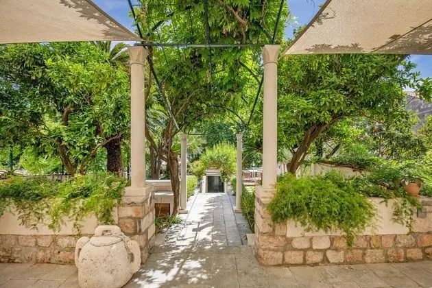 Tek Büyük Yataklı Oda (Luxury Suite 1st Floor)