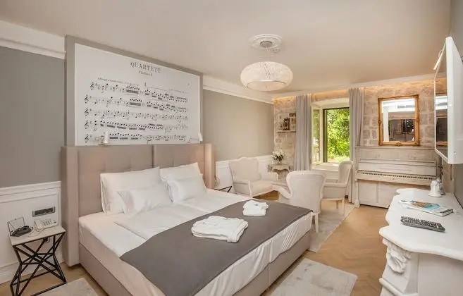 Tek Büyük Yataklı Oda (Luxury Suite Ground Floor)