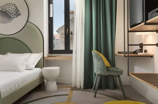 Standard Tek Büyük Yataklı Oda