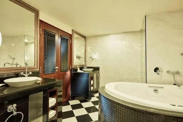 Luxury Oda (Luxury Suite with Poster Bed)