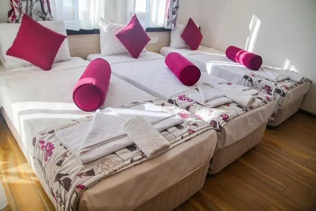 Triple Oda - Üç Ayrı Yataklı , Sokak Manzaralı, Balkonlu