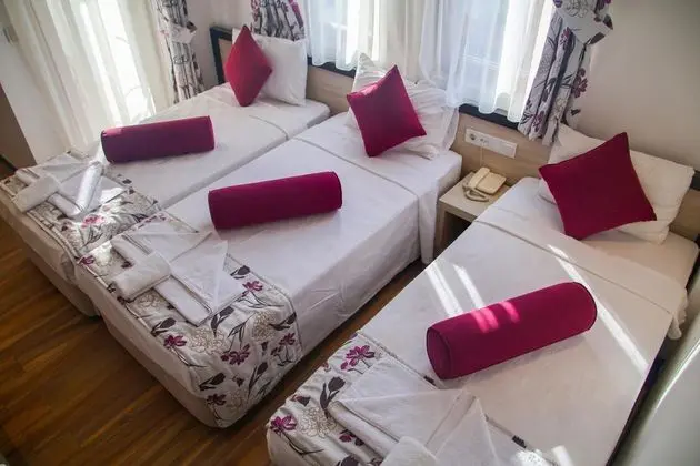 Triple Oda - Üç Ayrı Yataklı , Sokak Manzaralı, Balkonlu