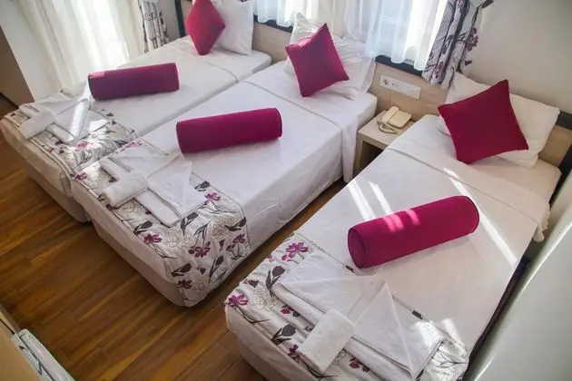 Triple Oda - Üç Ayrı Yataklı , Sokak Manzaralı, Balkonlu
