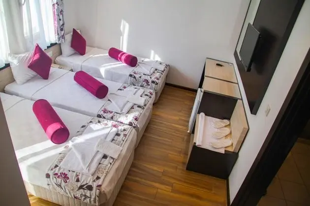 Triple Oda - Üç Ayrı Yataklı , Sokak Manzaralı, Balkonlu