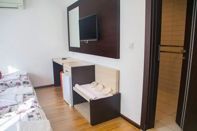 Triple Oda - Üç Ayrı Yataklı , Sokak Manzaralı, Balkonlu