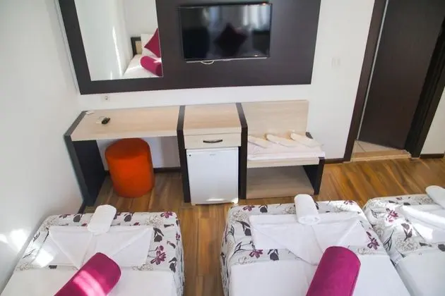 Triple Oda - Üç Ayrı Yataklı , Sokak Manzaralı, Balkonlu