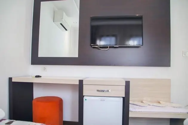 Triple Oda - Üç Ayrı Yataklı , Sokak Manzaralı, Balkonlu