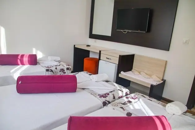 Triple Oda - Üç Ayrı Yataklı , Sokak Manzaralı, Balkonlu