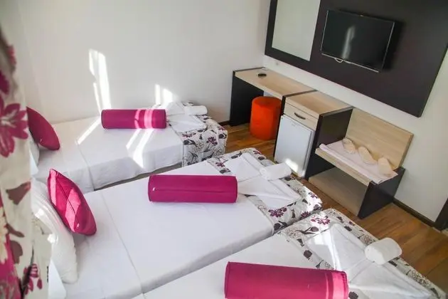 Triple Oda - Üç Ayrı Yataklı , Sokak Manzaralı, Balkonlu