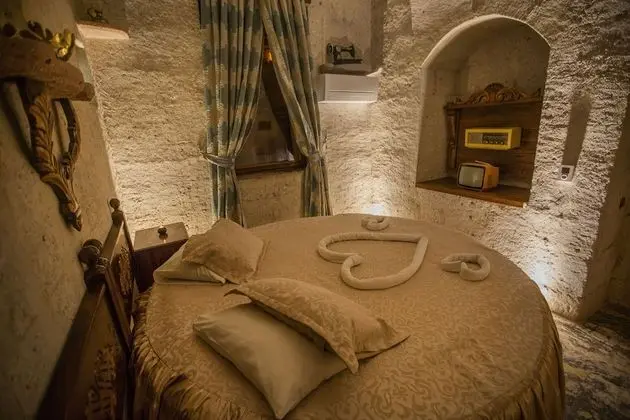 King Cave Suite Room