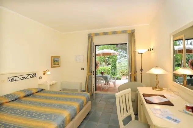 Tek Büyük veya İki Ayrı Yataklı Oda, Balkon, Bahçe Manzaralı