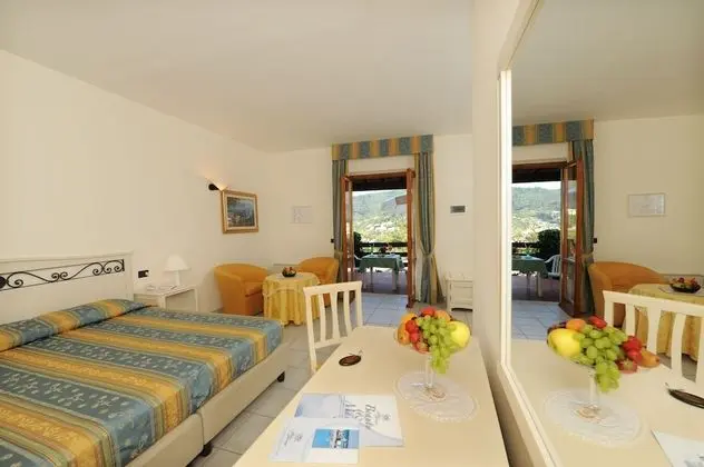 Tek Büyük veya İki Ayrı Yataklı Oda, Balkon, Bahçe Manzaralı