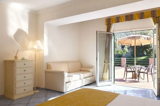 Tek Büyük veya İki Ayrı Yataklı Oda, Balkon, Bahçe Manzaralı