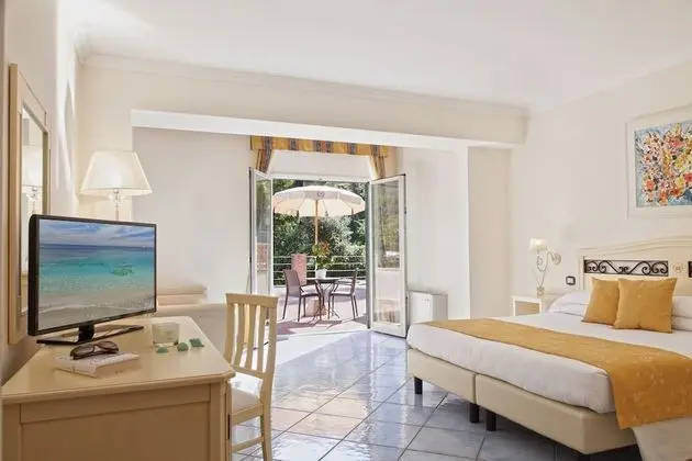 Tek Büyük veya İki Ayrı Yataklı Oda, Balkon, Bahçe Manzaralı