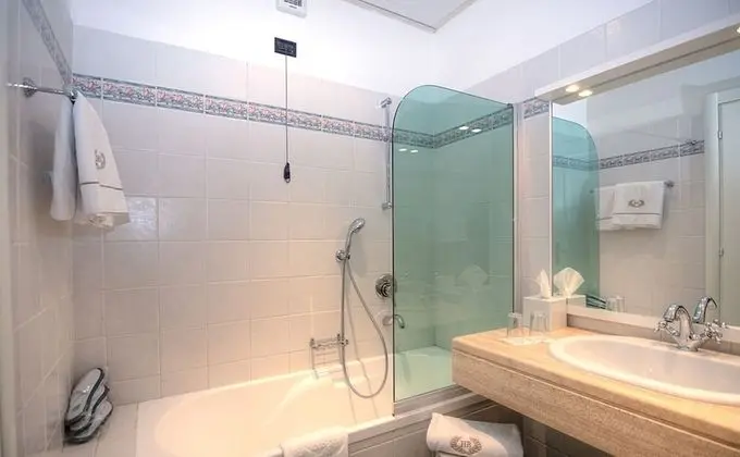 Tek Büyük veya İki Ayrı Yataklı Oda, Balkon, Bahçe Manzaralı